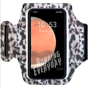 Adjustable leopard running arm band.